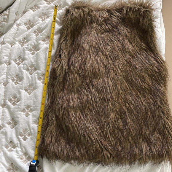 Rue 21 girls brown faux fur vest 40%polyester lining and 100% polyester. - Picture 5 of 9